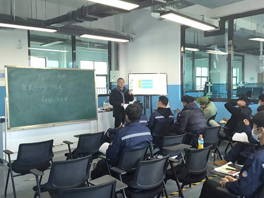 4、給培訓班學(xué)員授課.jpg